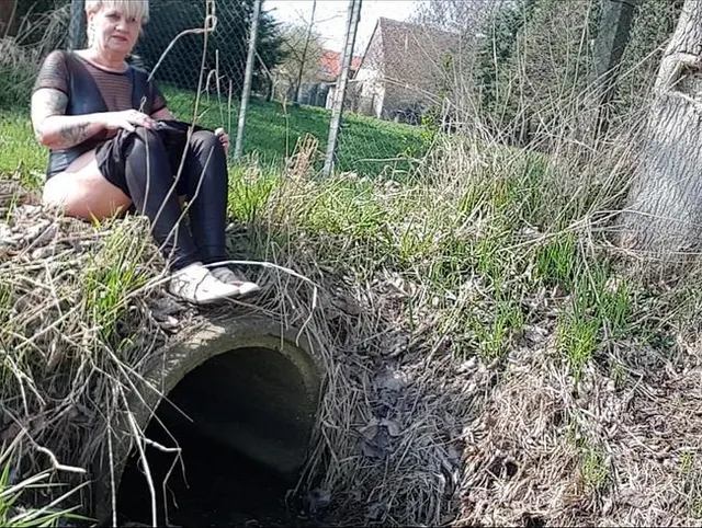 outdoor an einem kleinen Bach gepisst