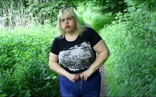 Auf dem Waldweg abgepisst