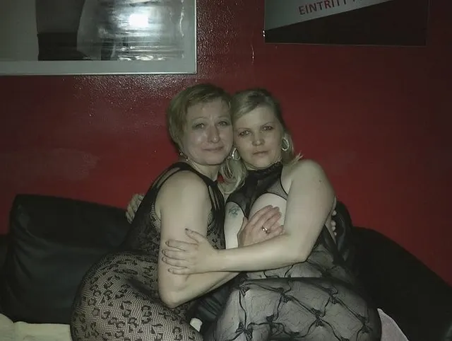 Meine Freundin und ich pissen in einen Sektkübel