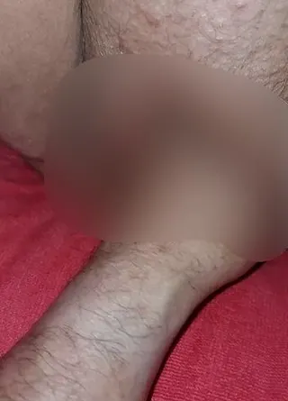 Die schmatzende Muschi mit der Hand verwöhnt bekommen.