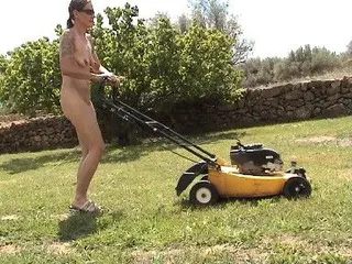 Nackt Rasenmähen