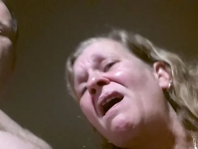 Patrizia schluckt und spuckt Sperma