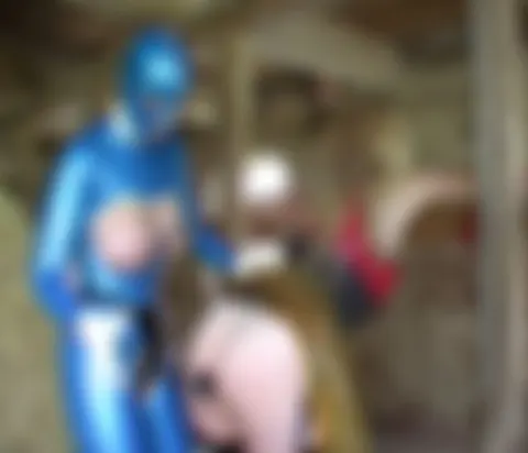Transe mit Strap on gefickt