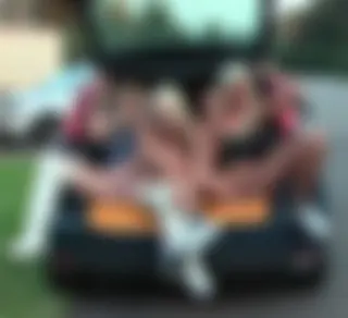 Aus fahrenden Auto gepisst