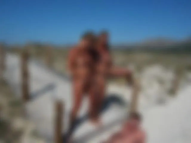 User von 2 Girls in den Dünen vollgepisst