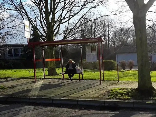 Titten zeigen an der Bushalte