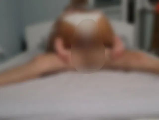 Stiefmutter bekommt einen Creampie in der Cowgirl-Pose