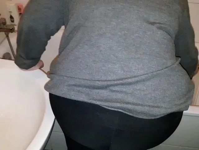 Die Badewanne sauber pissen