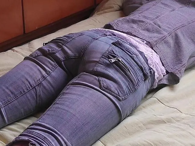kleine Titten in Jeans mit facial