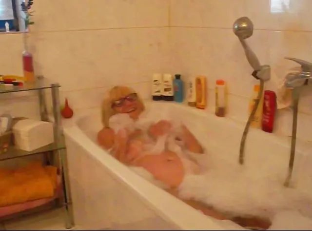 Dildoorgasmus in der Wanne