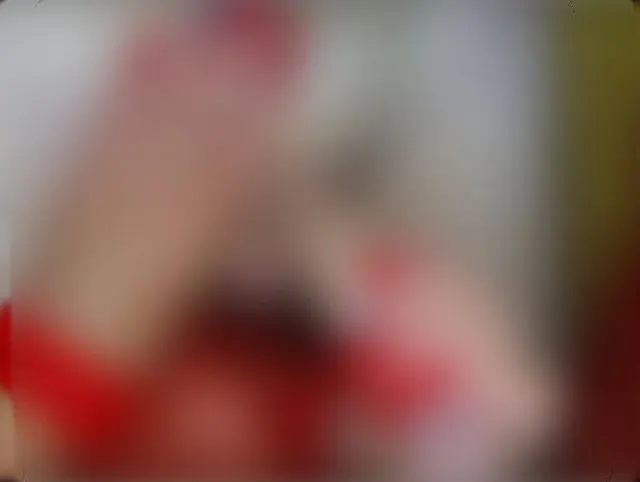 Mit Handschellen gefesselte MILF in roten Strümpfen bekommt einen heißen Creampie