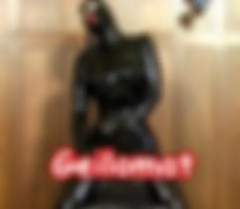 Gummipuppe auf Fickmaschine