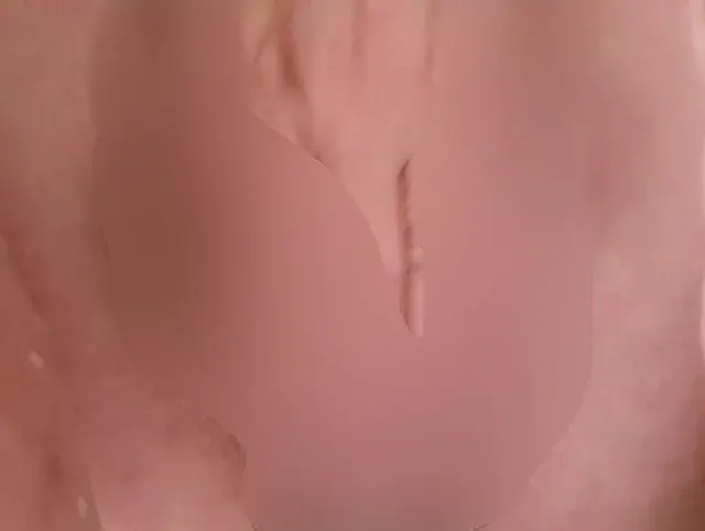 auf der Kloschüssel gehockt mit Handy in der Hand