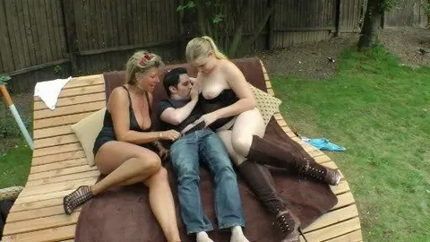 Der kleine Nerd! Das erste Mal Sex mit 2 Girls