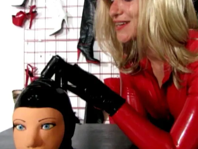 Rubberdoll auf Fickmaschine