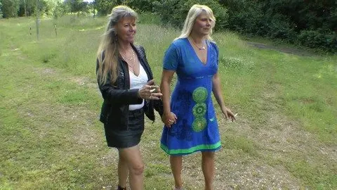 2 Milfs pissen Outdoor ab