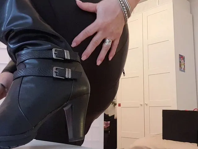 Herrin befiehlt mit Strap on!