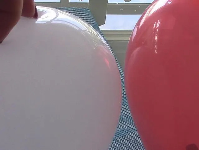 Bösartig mit roten Nägeln Ballons kaputt gemacht.