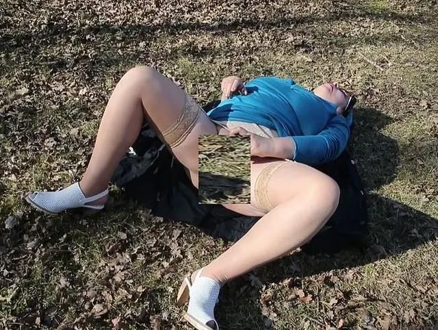 Ich besorge es mir im Park mit einem Dildo