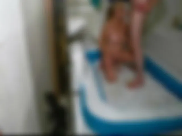Mario pisst mich voll und er leckt dann meine pisse ab!