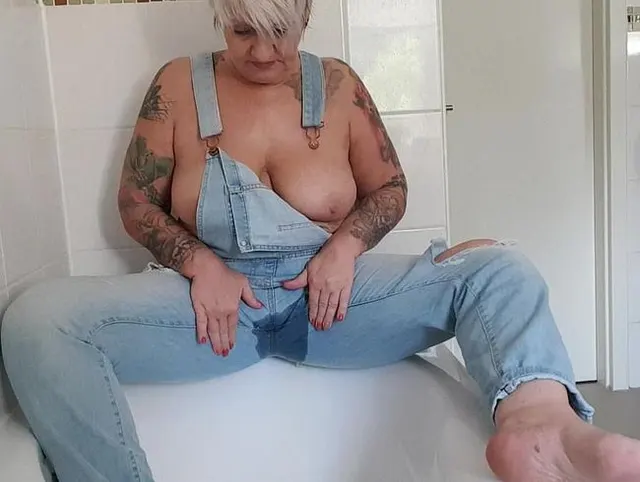 Latzjeans vollgepisst