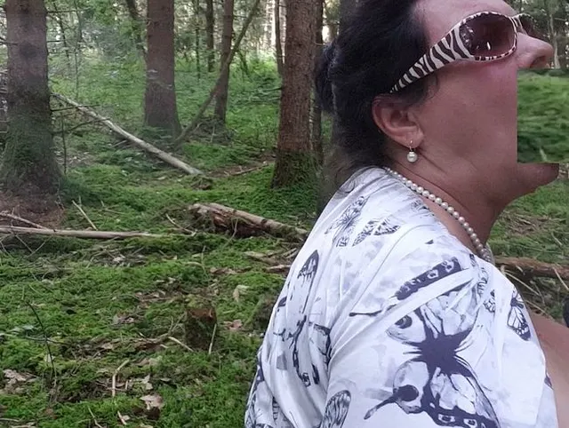 Schwanzblasen im Wald beim Spaziergang Teil 1