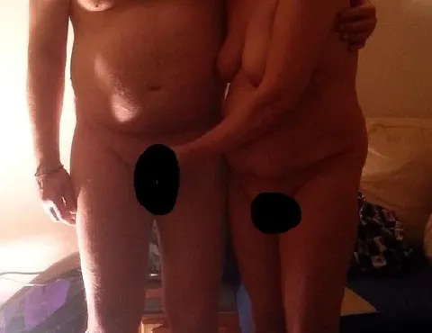 Patrizia wichst seinen Penis vor der Cam