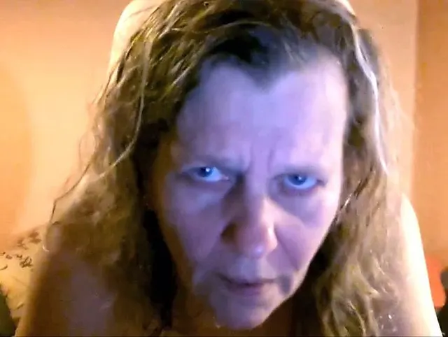 Patrizia bekommt beim Chatten vor der Cam einen verbraten