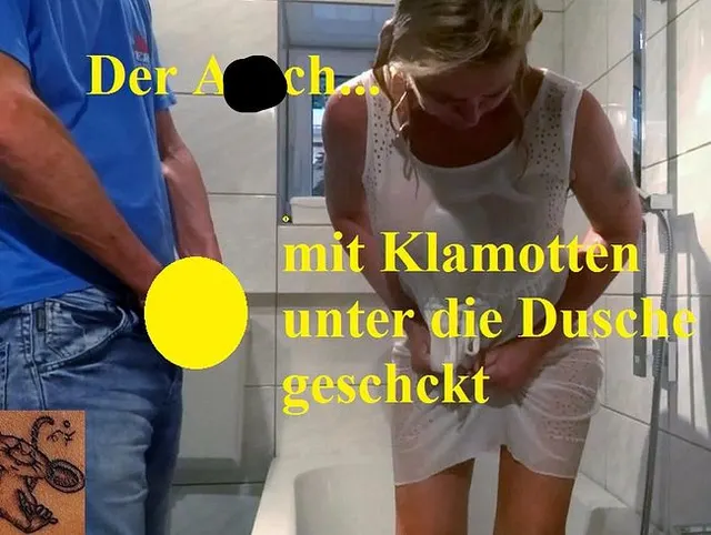 Angezogen unter die Dusche