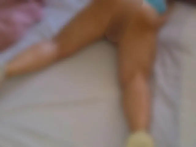 Heiße MILF masturbiert in Turnschuhen