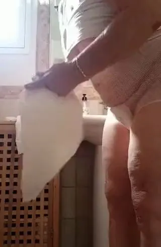 In Gummihose, KHhöschen und Binde zur Arbeit