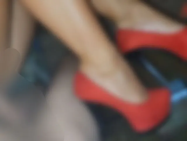 Nymphomane MILF in roten Stöckelschuhen bekommt Sperma auf ihre Schuhe