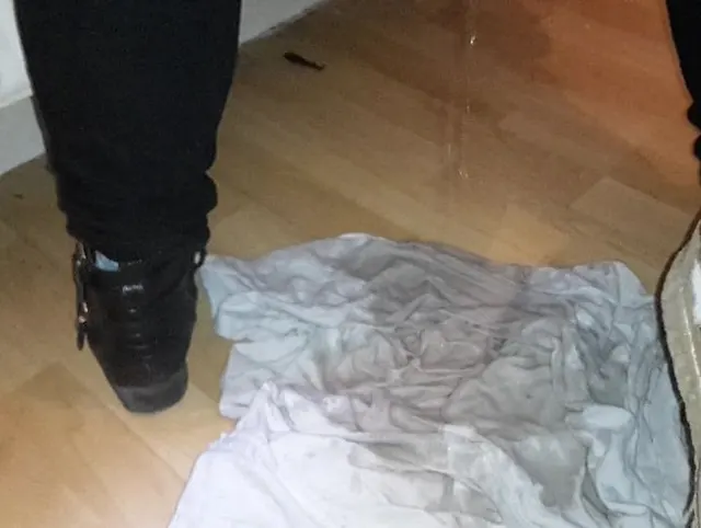 Sein Shirt vollgepisst