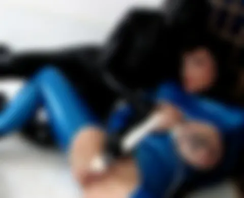 Eingesperrter Mann sieht weibliche Latexlüste