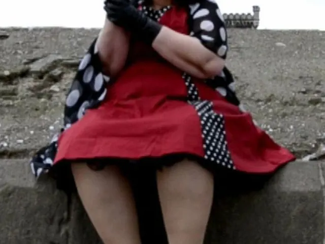 Retro-Kleid und Lederhandschuhe