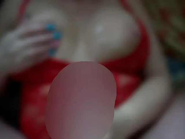MILF in roten Dessous hat Sperma auf ihre Titten bekommen