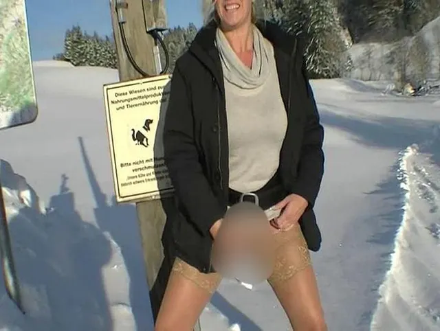 einfach in den schnee pinkeln