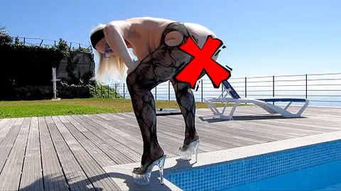 In Swimmingpool gebrunzt