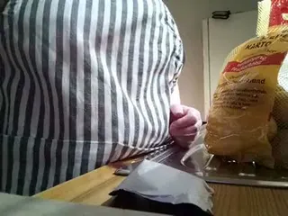 Küchenfee mit dickem Po