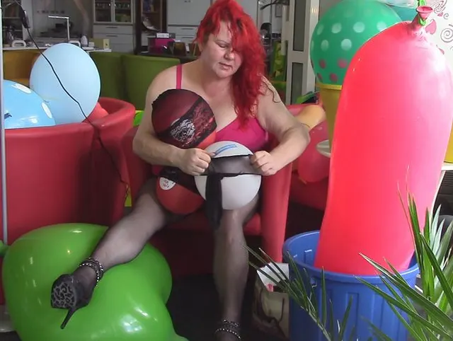 Nylons über die Ballons gezogen, Heels im Spiel !!