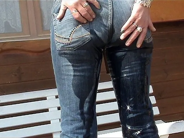 Pissen in Jeans und in die Stiefel