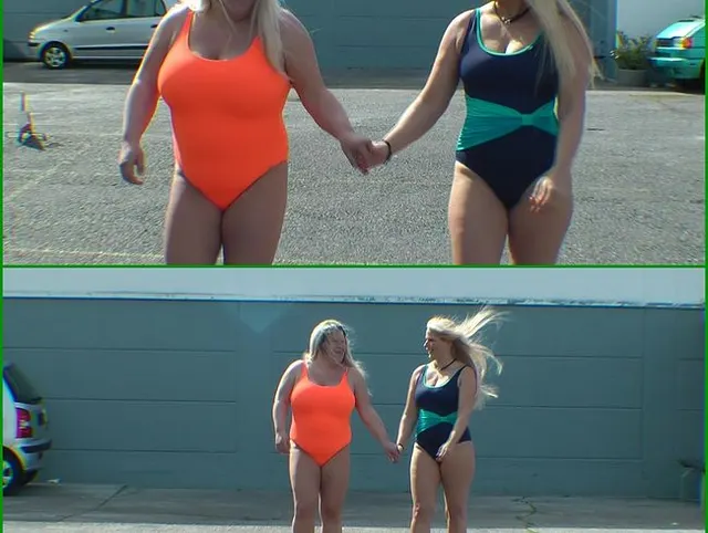 Hand in Hand im Badeanzug