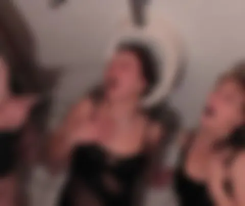 Teeny-Milf im WC ins Maul gepisst