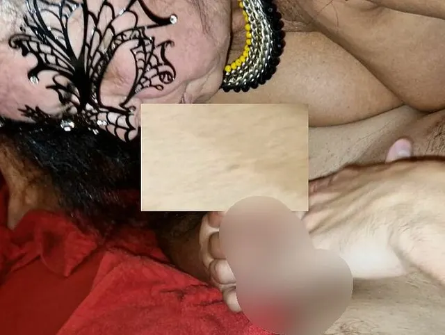 Ich blase dem User seinen Schwanz immer wieder steif und er spritzt mir dabei in dem Mund