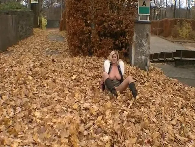 nackt im herbstlaub rum getobt