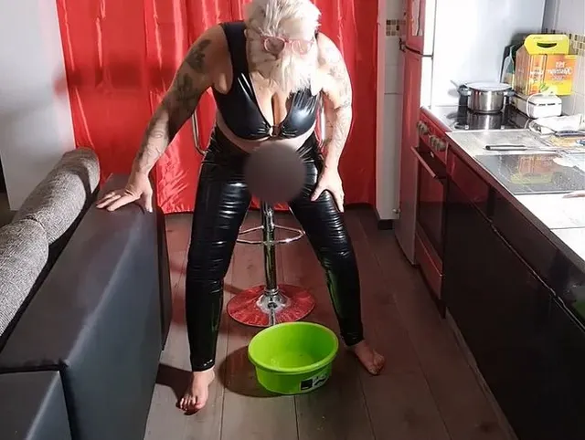 pissen in eine Schüssel