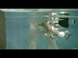 Mit Nylons und Heels im Pool