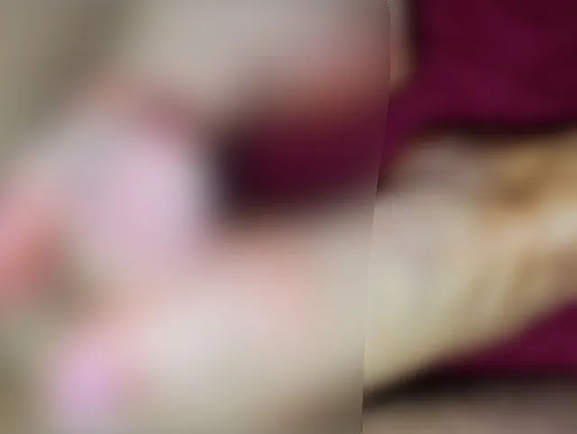 Die blonde MILF Anna Fire lässt sich in ihre feuchte Muschi hämmern