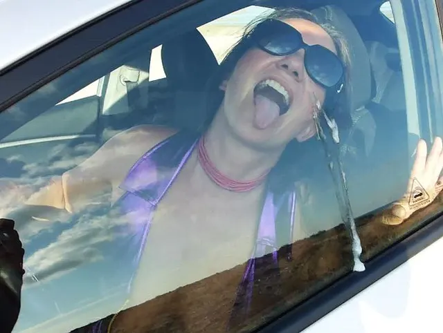 Geiler Auto-Fick mit überraschendem Ende!