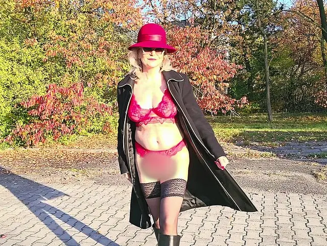 Herbstlicher Outdoor-Striptease